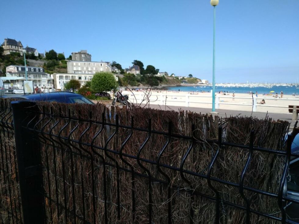 cloture rigide avec occultation en brande de bruyère