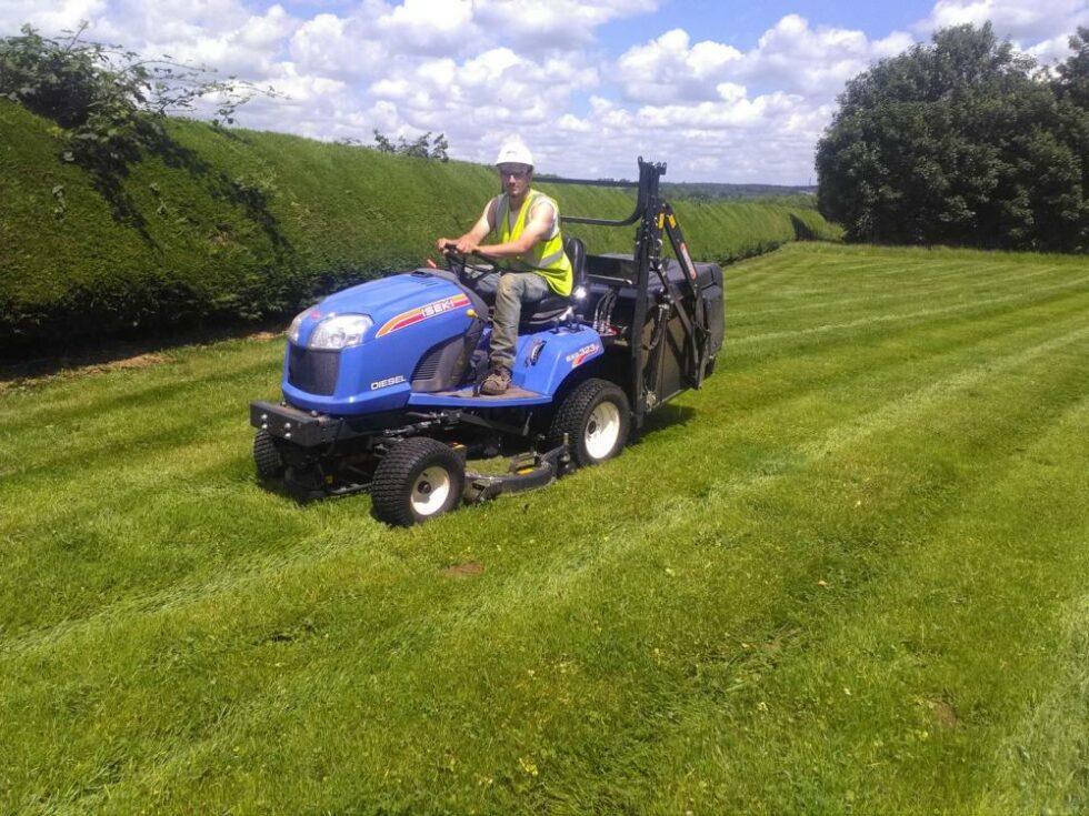 Tonte tracteur parc et jardins Travaux d’entretien