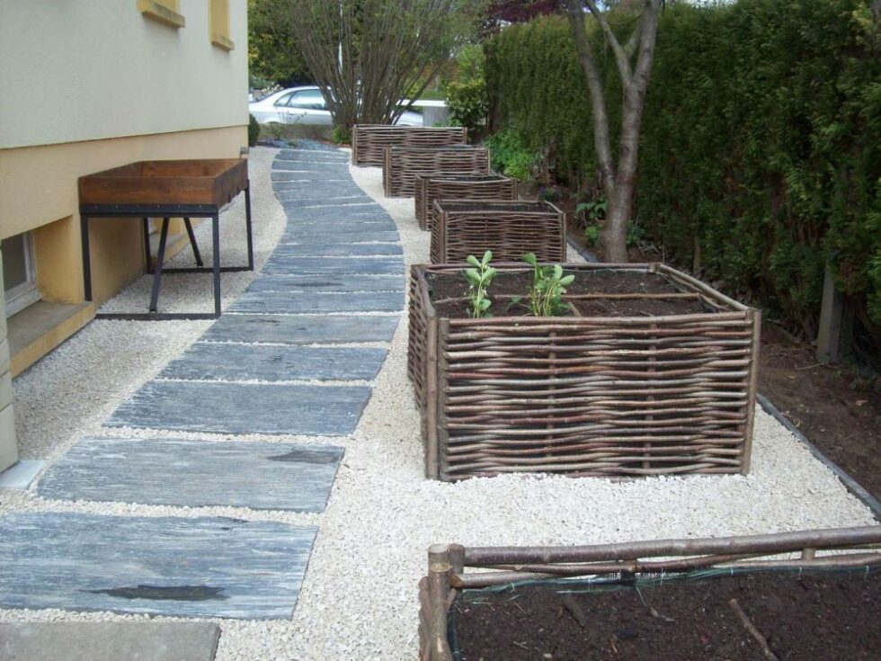 allee en schiste ardoisier et pas japonais en ardoise carres potagers en osier
