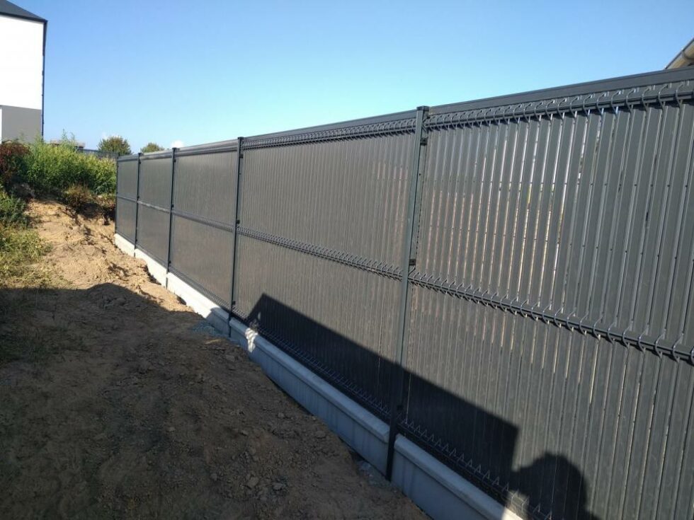 Clôtures et portails Grillage rigide occultation PVC gris sur plaques de soubassement béton