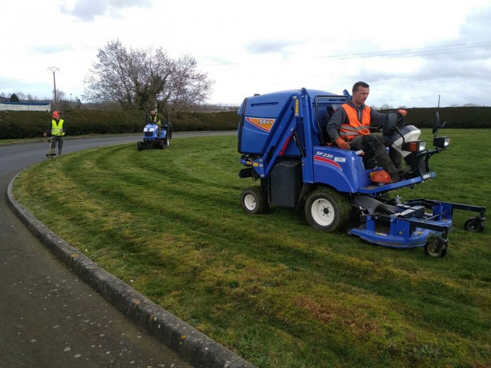 Tonte tracteur entreprise paysagère